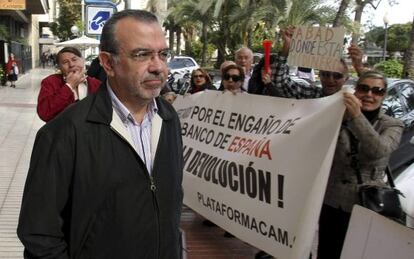 El exdirector general de la CAM, Roberto López Abad, recibido en Alicante por parte de un grupo de afectados por la comercialización de cuotas participativas y participaciones preferentes