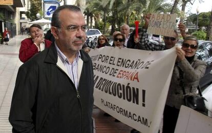 El exdirector general de la  CAM, Roberto L&oacute;pez Abad, recibido en Alicante por parte de un grupo de afectados por la comercializaci&oacute;n de cuotas participativas y participaciones preferentes