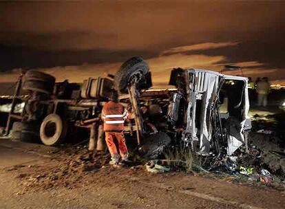 El camión de material de construcción volcado a consecuencia del accidente en Navalcarnero.