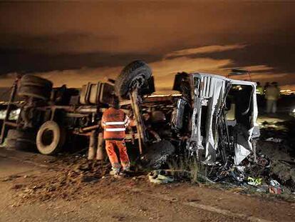 El camión de material de construcción volcado a consecuencia del accidente en Navalcarnero.