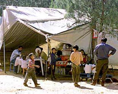 Temporeros y sus familias en un campamento en Rociana del Condado, sin agua potable ni servicios de ningún tipo.