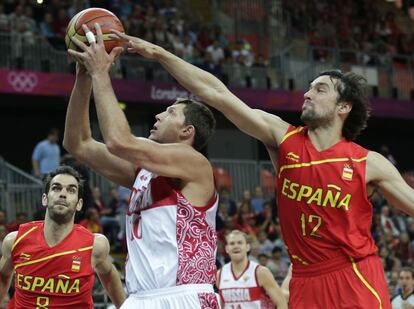 Sergio Llull intenta taponar a Victor Khryapa.