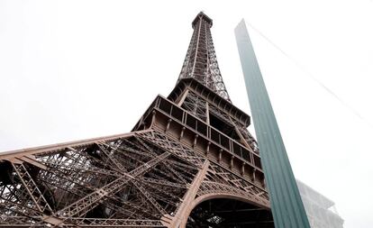 Vistas de la nueva barrera de seguridad que rodeará la Torre Eiffel para blindarla ante posibles atentados.