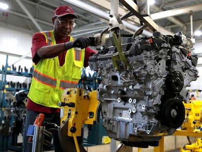 Un empleado de General Motors en una fábrica de motores