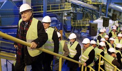 Azkuna y Bilbao (tras él), junto a otros asistentes a la inauguración de la planta de tratamiento de basuras.