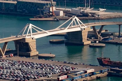 El puente Puerta de Europa del puerto de Barcelona, donde fue hallado el cadáver de Gisèle.