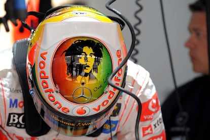 Lewis Hamilton se ha serigrafiado en su casco una imagen de Bob Marley.