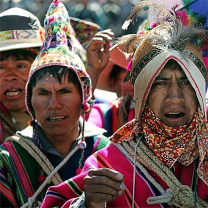 Indios bolivianos de la provincia de Potosí, durante una marcha de protesta celebrada ayer en La Paz.