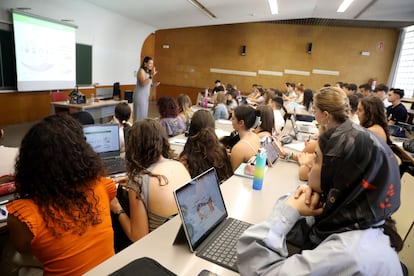 Una profesora imparte una clase de primer curso de Medicina en la Universidad de Alicante.