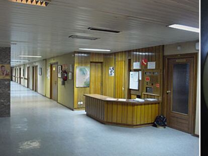 Un control de enfermería vacío en la planta cuarta del edificio principal del hospital Gómez Ulla. A la derecha, una puerta de la misma planta.