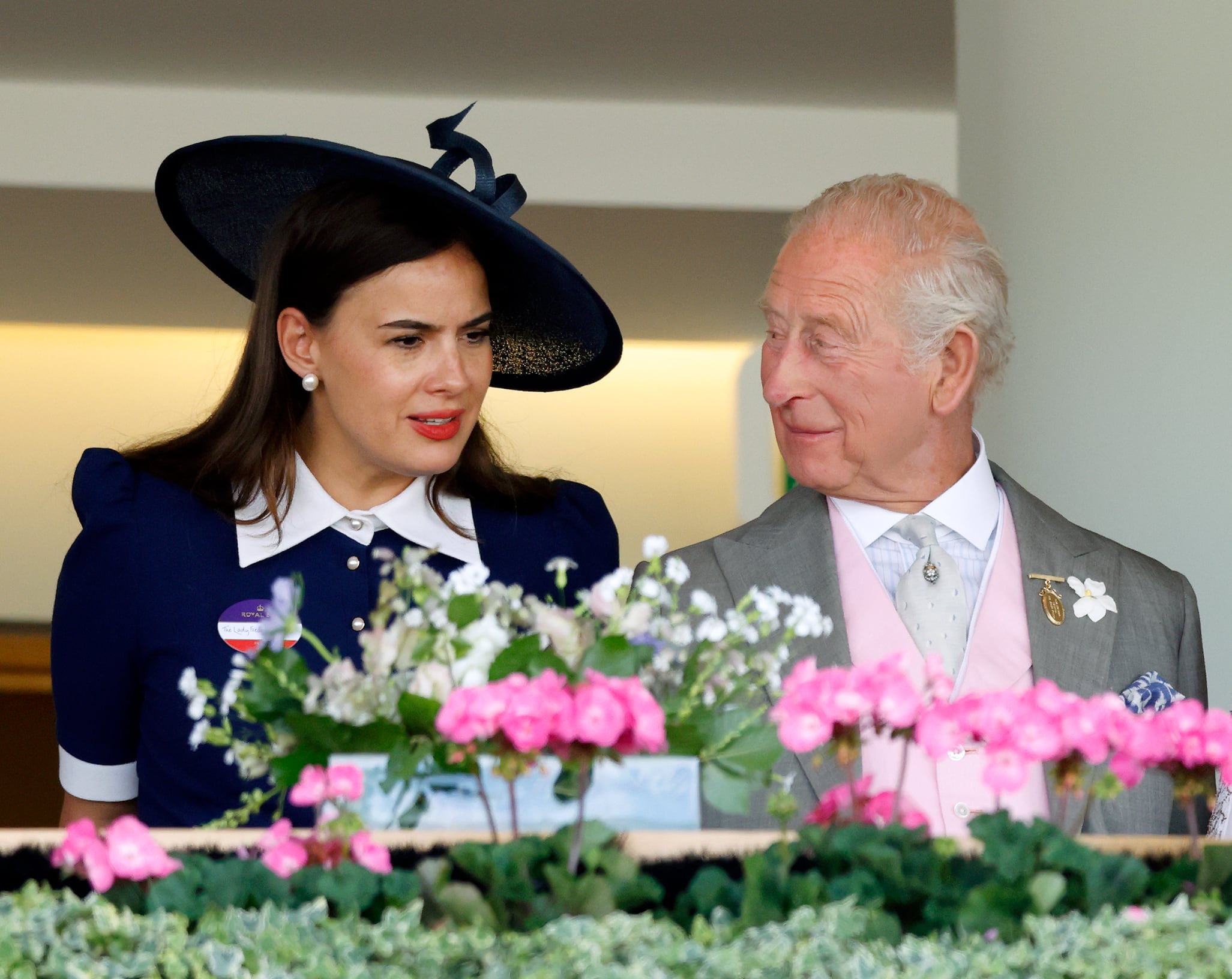 Sophie Winkleman, la otra actriz en la familia real británica, asegura que la vida de los Windsor es “un total infierno” 1 Sophie Winkleman, Lady Frederick Windsor y el rey Carlos III en el Royal Ascot el 20 de junio de 2025, en Inglaterra.