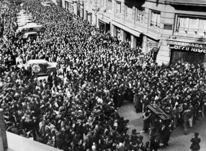Entierro, en marzo de 1976, de los trabajadores muertos en Vitoria en un enfrentamiento con la policía.