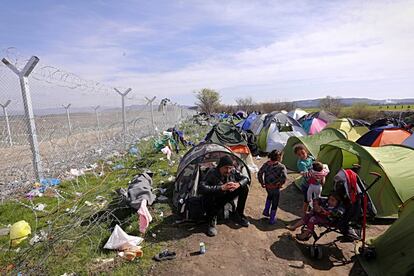 Una familia permanece acampada mientras espera su turno para poder pasar la frontera con Macedonia.