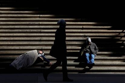 Un mendigo duerme en Wall Street, Nueva York. 