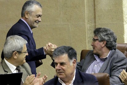 José Antonio Griñán saluda a Luis Pizarro al terminar su debate con Javier Arenas en el Parlamento.