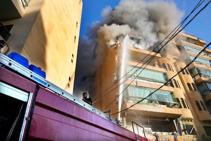 Un camión de bomberos apaga las llamas en un edificio de Beirut tras un bombardeo israelí, este miércoles. 