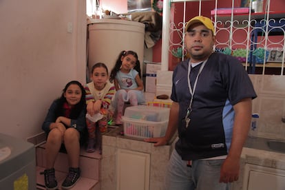 Jhoan Martín Machado, en su casa, junto a sus hijas Marcela, Miranda y Mariangel.
