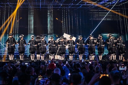 El grupo de tamborileros suizo Top Secret Drum Corps anima el comienzo de la gala del festival.