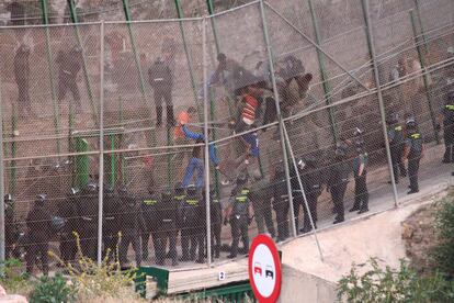150 inmigrantes atrapados entre las vallas de Melilla en 2014.