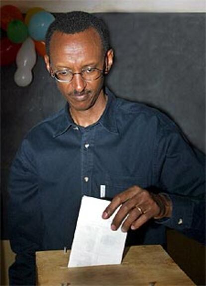 El presidente y candidato favorito, Paul Kagame, deposita su voto en un colegio de Kigali.