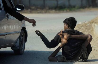 Pessoa afetada pela pólio pede esmolas em uma rua de Islamabad (Paquistão).