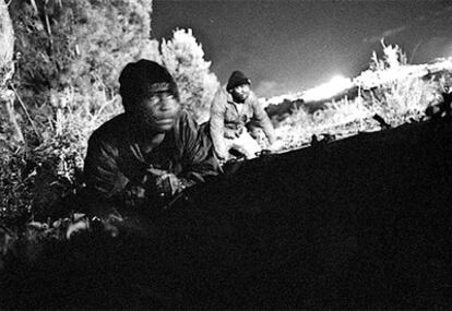 Cuando llega la noche es el momento para intentar el asalto a la 'barriere', como los inmigrantes
llaman a la valla.
