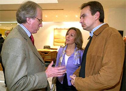 Rodríguez Zapatero y Trinidad Jiménez, con el embajador de España en México, José Ignacio Carvajal.