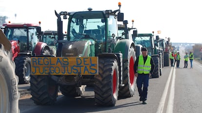 Los agricultores cortan una carretera a la altura de El Burgo de Ebro, en Zaragoza, este miércoles.