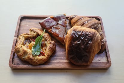 Algunos de los productos que se venden en la tienda-obrador: napolitana de chocolate, tarta Tatin y croissant. 