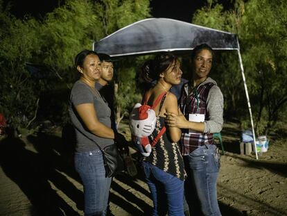 Alison 16 años, hija de Jorge Luis Martínez, minero atrapado bajo tierra el pasado miércoles es reconfortada por su madre Carolina, durante las labores de rescate en la mina de Conchas, Coahuila.