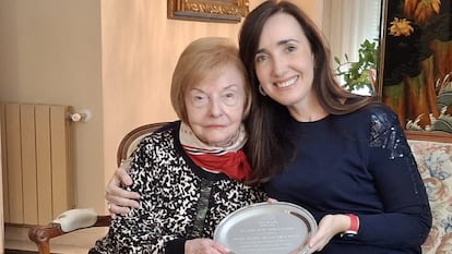 La vicepresidenta de Argentina, Victoria Villarruel, durante una visita a Isabel Martínez de Perón, primera presidenta del mundo y de Argentina constitucionalmente elegida.