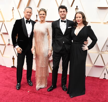 Elizabeth Anne Hanks (primera por la derecha). De rabiosa actualidad estos días por la publicación de su libro de memorias, la hija mayor de Tom Hanks y su primera esposa, Samantha Lewes, ha hecho carrera como periodista de prestigio en medios como 'The New York Times', 'The Guardian' o 'Times'. Pese a haber mantenido siempre un perfil discreto, con el motivo del lanzamiento de su biografía, The 10, ha narrado la terrible infancia que vivió tras el divorcio de sus padres y las adicciones y problemas mentales de su madre, que la maltrató física y emocionalmente. Tom obtuvo la custodia principal cuando ella tenía 14 años y Susan falleció de cáncer en 2002.