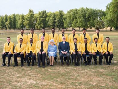 El Club de Críquet de San Pedro (del Vaticano, claro), posa sonriente con Isabel II.