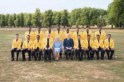 El Club de Críquet de San Pedro (del Vaticano, claro), posa sonriente con Isabel II.