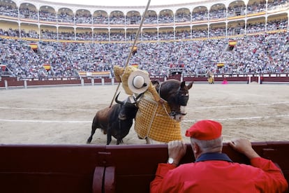 Vigesimosexta corrida de la feria de San Isidro con toros de Cuadri, que resultaron mansos. El segundo toro de la tarde tira por los suelos al picador.