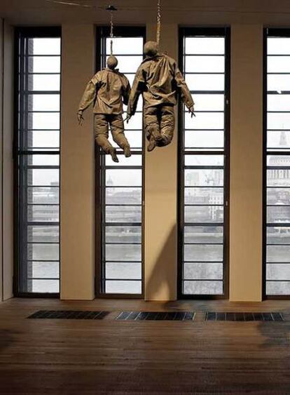 <i>Hanging figures</i> (1999), con los ventanales de la Tate Modern y Londres al fondo.