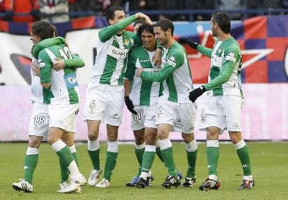 Los jugadores del betis celebran el gol de Mark González