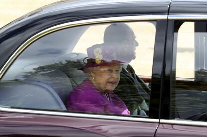  La reina Isabel II y el duque de Edimburgo a su llegada a Horse Guards Parade, en Londres, en el centro de Londres, para recibir oficialmente a los reyes de España.