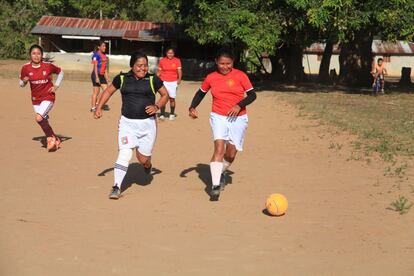 Las mujeres han creado nuevos espacios para distraerse, como este improvisado campo de fútbol donde unas vecinas juegan.