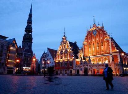 Aspecto nocturno de la plaza del Ayuntamiento de la ciudad de Riga, capital de Letonia.