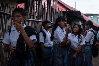 Un grupo de estudiantes hacen fila para ser trasladados a la nueva institución educativa, en Isberyala, en la comarca de Guna Yala.