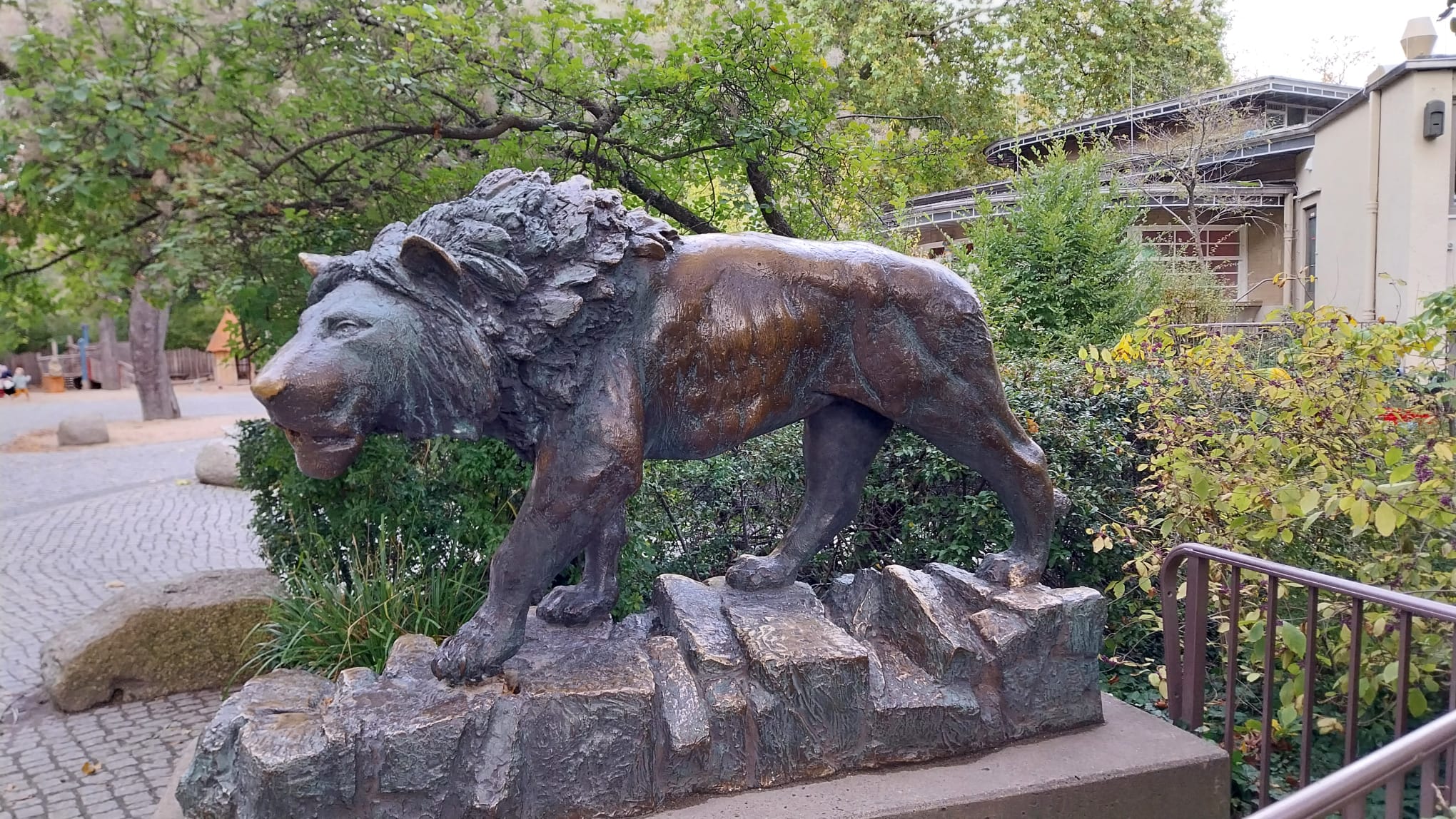 Estatua de león en el zoo de Berlín.