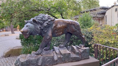 Estatua de león en el zoo de Berlín.