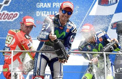 Jorge Lorenzo celebra su victoria en el GP de Italia de MotoGP en el podio de Mugello, junto a Andrea Iannone y Valentino Rossi.