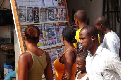 Los habitantes de Conakry, capital de Guinea, leen en la prensa los titulares sobre los nuevos casos confirmados de Ébola.