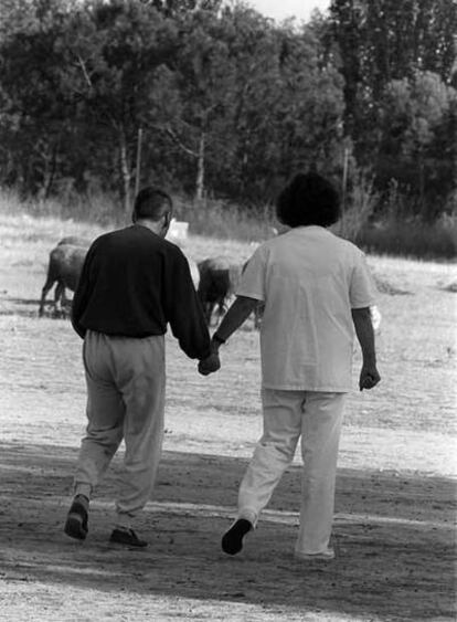 Paciente y enfermera en un psiquiátrico en 1993.