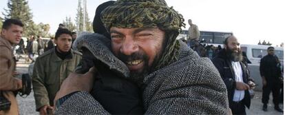 Uno de los peregrinos abraza a un familiar tras cruzar el paso de Rafah.