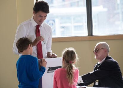 Justin Trudeau vota en Montreal en presencia de sus hijos.
