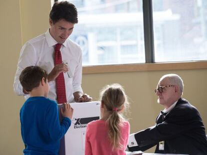 Justin Trudeau vota en Montreal en presencia de sus hijos.