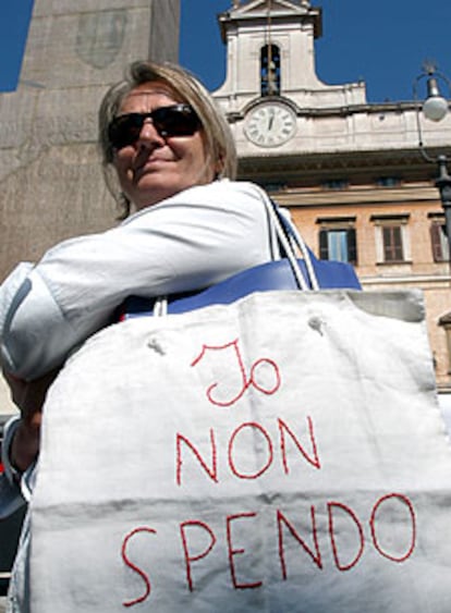 Una consumidora exhibe el lema <i>Yo no gasto</i> ayer en Roma.